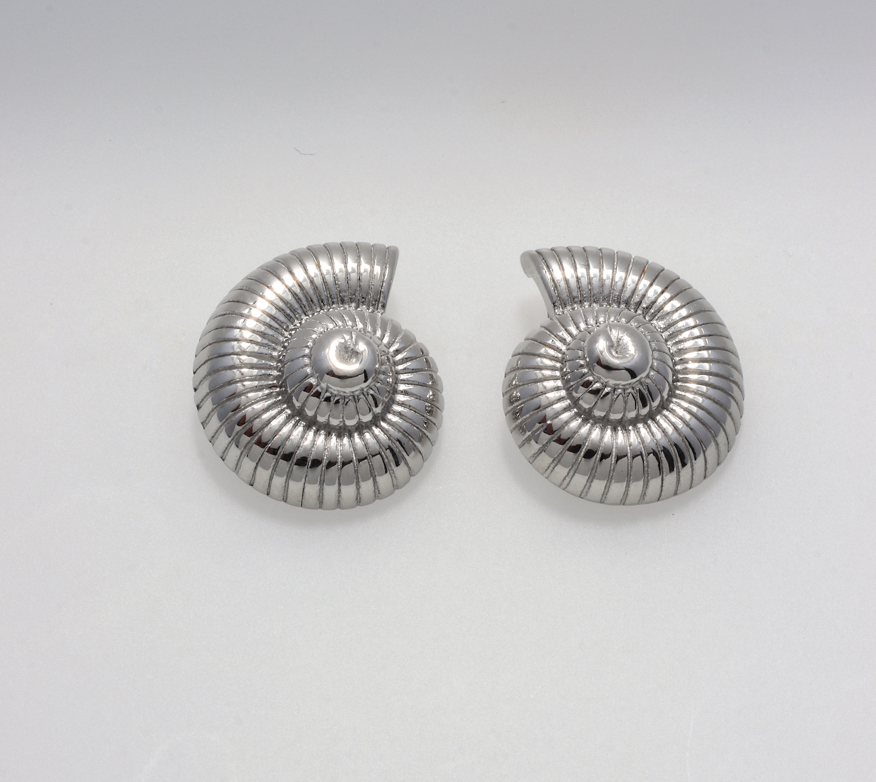 SHELL SILVER STUD EARRINGS